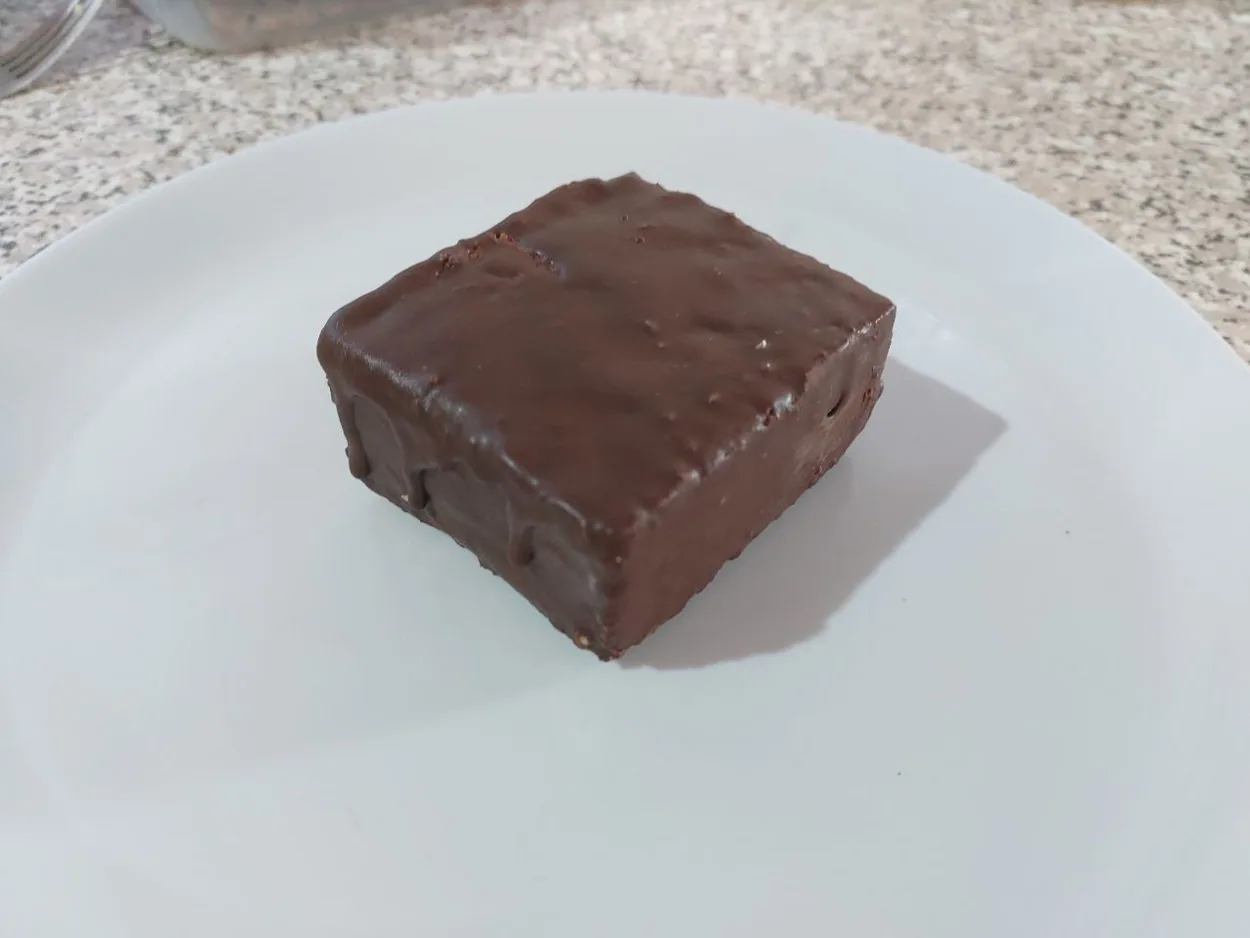 Medovik KA’A LUXE completo sobre un plato blanco